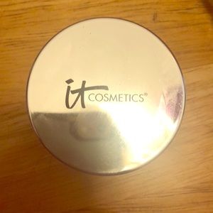 It cosmetics tinted skin blurring finishing powder